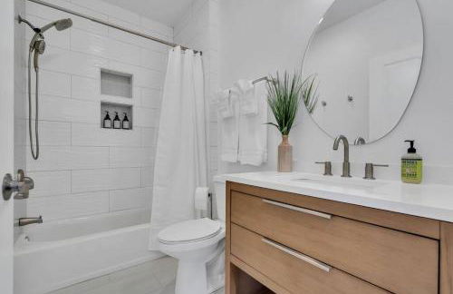 1 Block to Beach, Park 3 cars, Game Room and Balcony - Foto 46