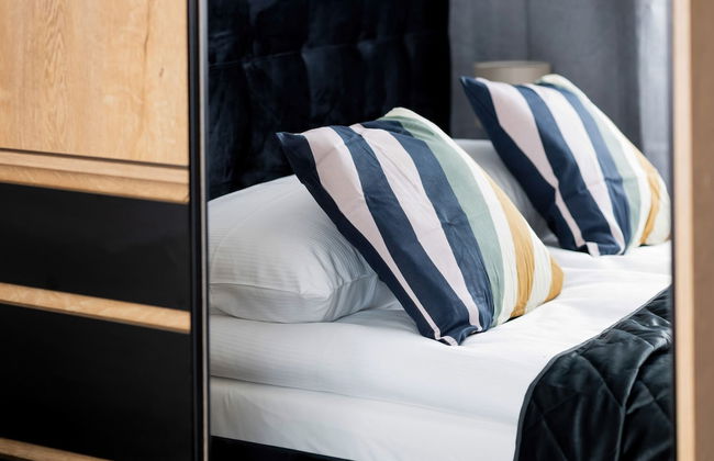 Black & Wooden Apartment by Renters - Foto 13