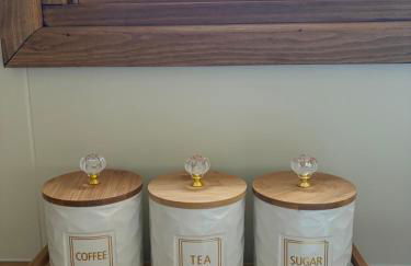 Ty Beti at Gorlan yr Efail Shepherds Hut with Private Hot Tub - Foto 10