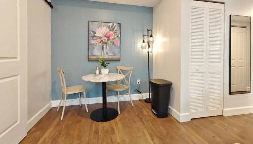 Fun Cozy Apts - 1 25 Mile Walk to TIAA Bnk Fld - Foto 3