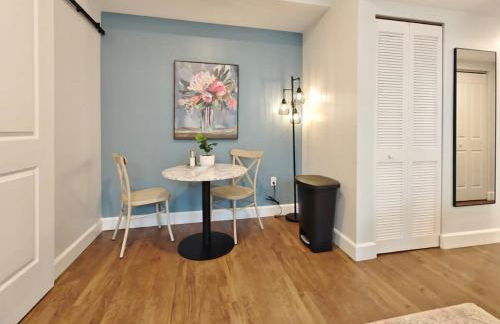 Fun Cozy Apts - 1 25 Mile Walk to TIAA Bnk Fld - Foto 3