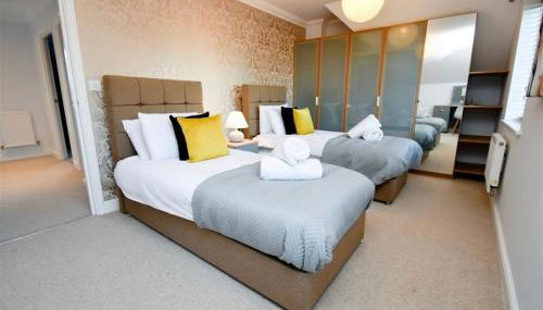 Spacious 4 Bedroom 3 Bathroom House - Sleeps up to 8 - Free Parking, Balcony, Fast Wifi and Smart TVs by Yoko Property - Foto 4