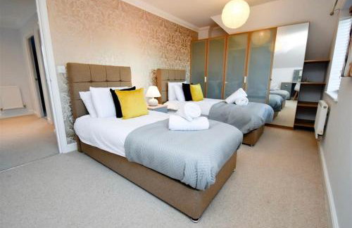 Spacious 4 Bedroom 3 Bathroom House - Sleeps up to 8 - Free Parking, Balcony, Fast Wifi and Smart TVs by Yoko Property - Photo 4