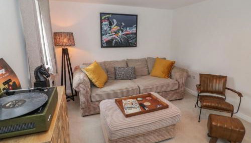 Silverstone Paddock Retreat - Photo 5