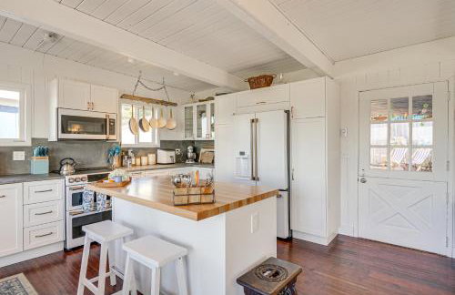 Sun-Soaked Sandy Point Haven with Beach Access! - Foto 11