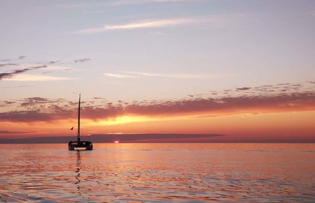 Passeio de catamarã ao entardecer - Foto 5