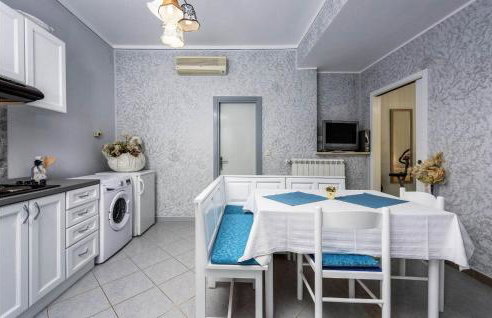 1 Bedroom Stunning Home In Sveti Lovrec - Foto 8