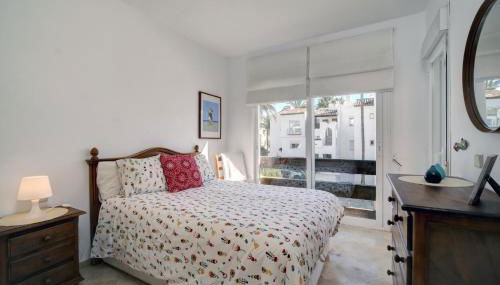 Luxury Beachfront Apartment with Pool in Costalita - Photo 3