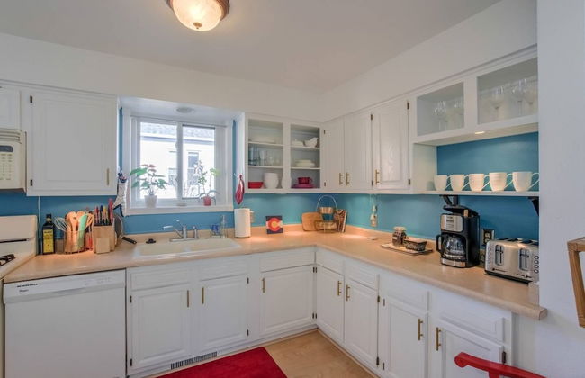 Pet Friendly 1900 Classic 3 Bedroom Value - Photo 13