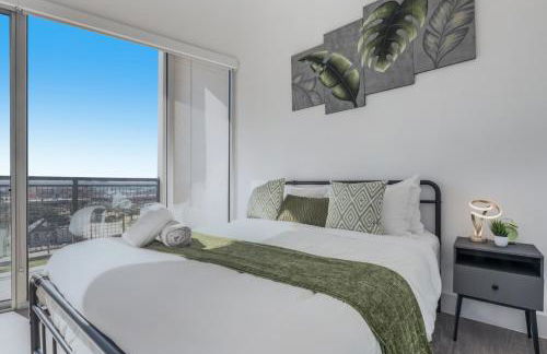 Snappy loft style 2BR I Gym I Parking I Workspace - Photo 10