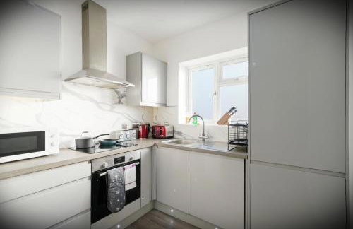 Elegant 3-bed apartment with FREE onsite PARKING in Enfield - Out door Patio - Big savings on Longer Stays - Photo 33