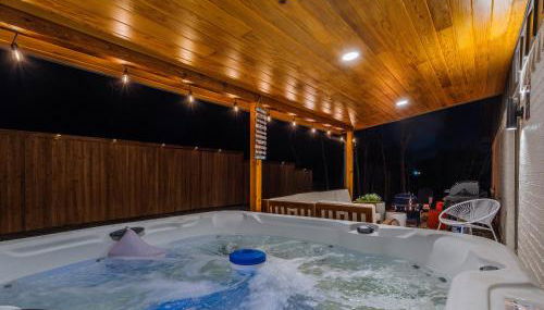 Amelia's Corner Game Room Fire Pit Hot Tub - Foto 5