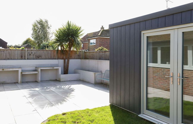 Chic 4-bed Coastal Retreat in Heart of Bosham - Photo 6