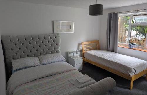 Lovely 2 bedroom apartment with a garden - Photo 2