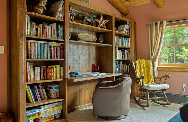 The Bigwood Cabin by Avantstay Hot Tub Firepit Pool Table Private Yard - Photo 31