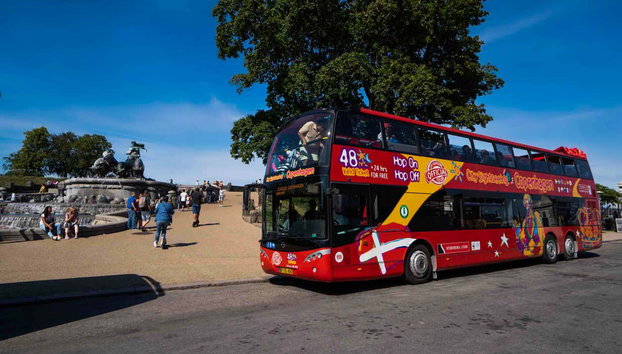 Autobús turístico de Copenhague + Paseo en barco - Foto 2, Una de las paradas del autobús turístico de Copenhague