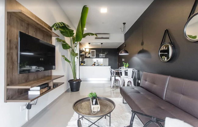 Modern 1 BR Apartment - Photo 1