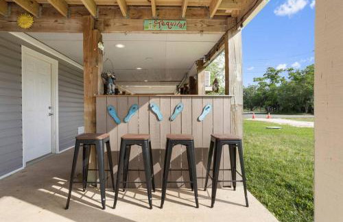 Waterfront Home Game Room Ping Pong Outdoor Bar Area - Foto 2