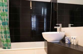 Modern Flat with Balcony & Garage by HostWise - Foto 24