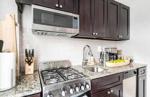 The Chelsea - King 1BR in Rosslyn with Queen Sleeper, Free Parking & Metro Access - Foto 3