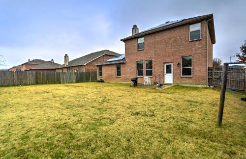 Quiet Arlington House with Yard near Joe Pool Lake! - Foto 24