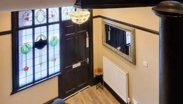 Spacious 6-Bed with Large Patio and Free Parking - Foto 2