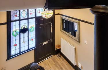 Spacious 6-Bed with Large Patio and Free Parking - Foto 25