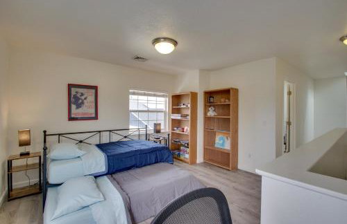 Crescent City Home with Hot Tub Half-Block to Beach - Foto 11