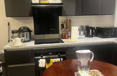 Lovely 2 bedroom home, free parking, 6 mins from airport - Foto 10