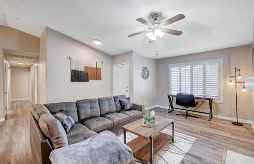 Cozy Getaway with King Bed, BBQ & Spacious Backyard - Photo 33