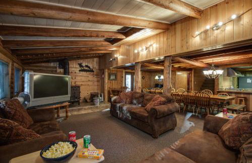 Grey Wolf Retreat by KABINO Sleeps 20 Commercial Kitchen Fire Pit WiFi Bunk Beds - Foto 11