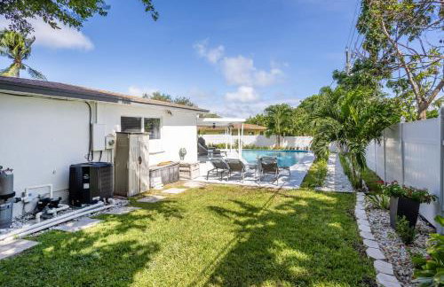 3BR 2BA Heated Pool Home Pool Table Great Location - Foto 30