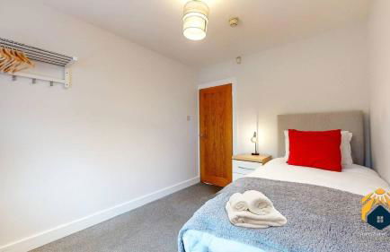 4 Bed Apartment- With Cosy Pub - Food/Drink 10%off - Photo 9