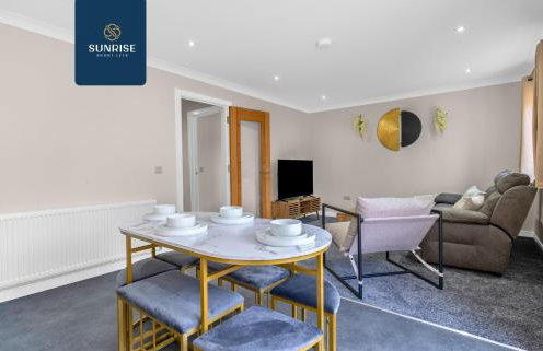 L2 - INVOICE and REDUCED PRICE only via SUNRISE SHORT LETS DUNDEE, Stunning 4 Bed House with 6 Beds and 3 bathrooms, TVs in each room, Free Parking, Fully Equipped, Local Amenities, Easy Ring Road Access, Special Rates and ONLY 9 Mins to STANNERGATE Ports - Foto 27