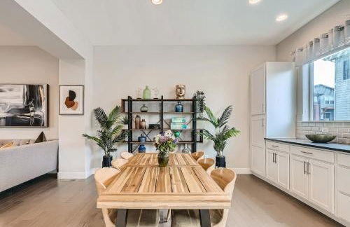 Stylish & Spacious Centrally-Located Home w/Garage - Foto 3