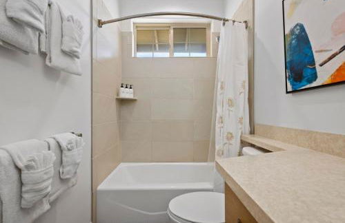 # Marbella Lane-Elegant 3BR Getaway with Superb Views - Foto 49