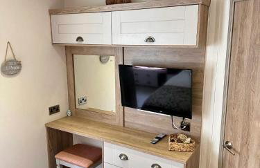 Hot Tub Lodge Cornwall - Meadow Lakes Holiday Park - Foto 12