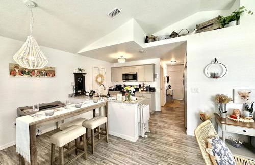 Doxie Cottage Close to WEC Springs and More - Foto 9