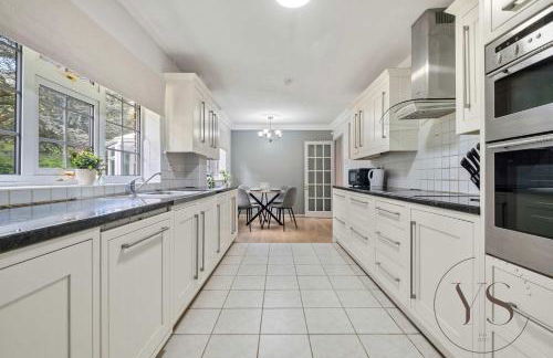 Spacious 6BR Villa in 32 Le More Birmingham with 7 Beds and Free Onsite Parking - Foto 3