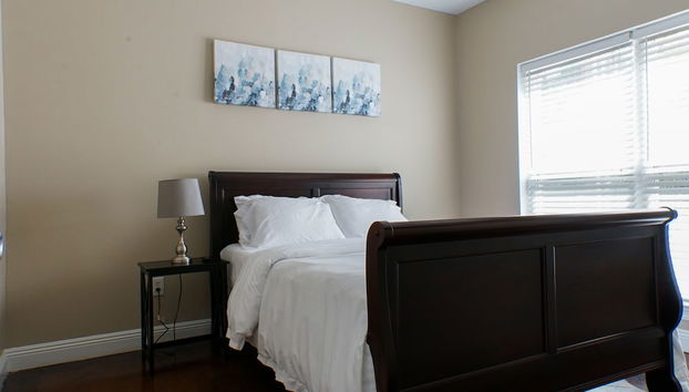 Quiet 3BR Escape, 4 TVs, Kitchen, Parking -F- - Foto 2, Habitación