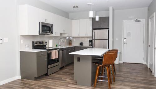 Luxury Apartment with Gym, Steps From Commuter Rail #3013 - Foto 3