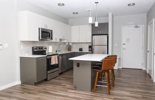 Luxury Apartment with Gym, Steps From Commuter Rail #3013 - Foto 3