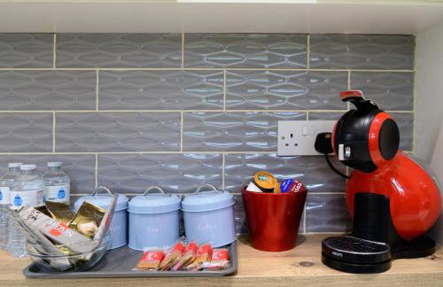 Located in the peaceful NG8 Wollaton , Perfect for Business Trips & Family Holidays or working proffesionals-long term deals, M1 Nearby , Free Parking , Private Garden , 500Mb Wi-Fi , Netflix - Foto 51