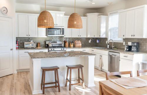 Coastal Retreat & Water Views - Minutes to CHS - Foto 9