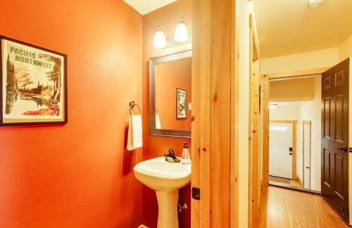 Hot Tub and Game Room Ronald Retreat 2 Mi to Lake! - Foto 11