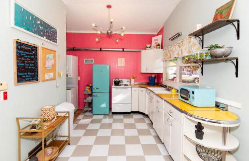 Mid-Century Modern Themed Home with Outdoor Hot Tub - Foto 46