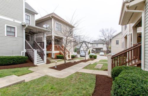 Vibrant Trendy Two Bedroom Home Near Marathon Village - Foto 41