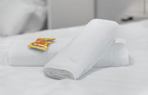 Tolles Design, hochwertig, Vollausstattung, 3 Zimmer, großes Bad & Gäste-WC, große Küche, 3 x Smart TV, 11 min zum Hbf Duisburg - Photo 12