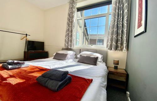 4 Single beds or 2 Doubles - FREE PARKING SPACES - SMART TV's - City Centre Spacious flat - Photo 15