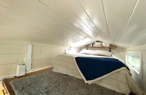 Lofted Bedroom Teal Tiny Home with Creek Views - Foto 15